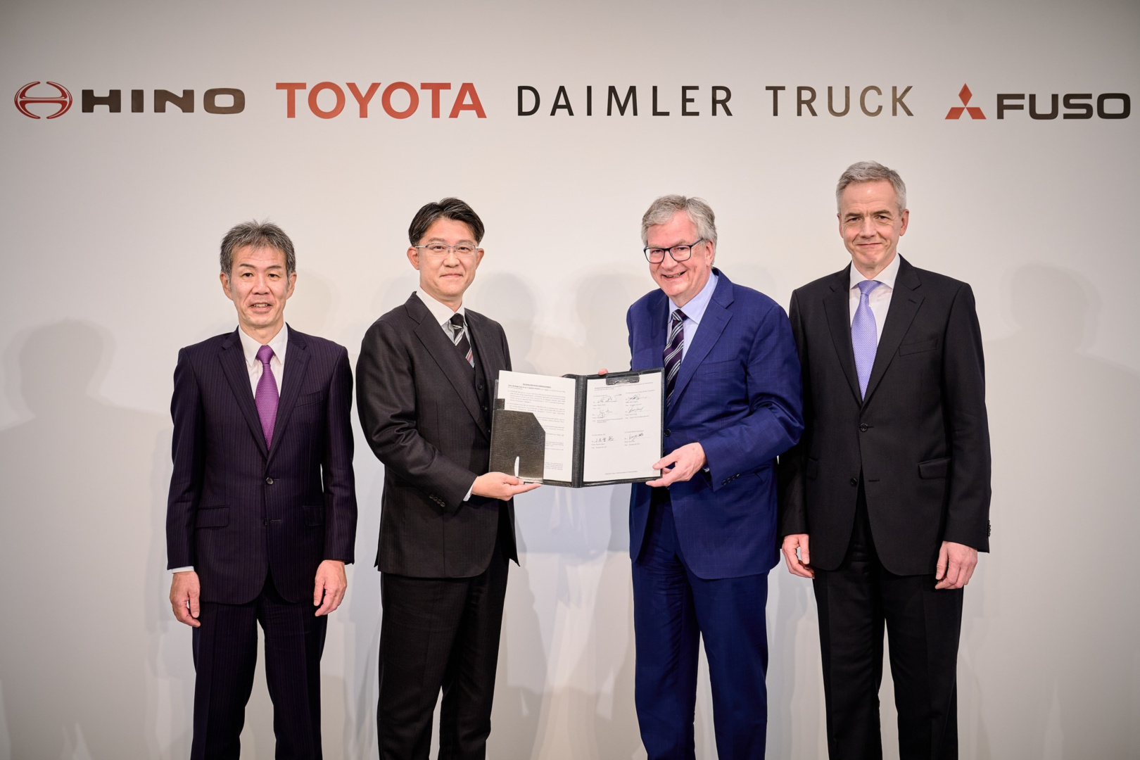 SMALL_圖一、Daimler Truck 及 Toyota Motor Corporation 宣告共同簽署合作備忘錄 (圖由DTAT提供)